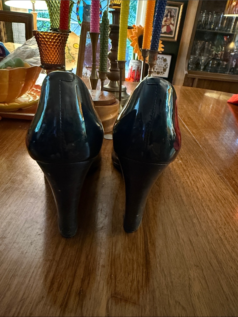 Tory Burch Navy Patent Peep-Toe Pumps with Gold Logo - Picture 3 of 4